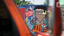 Mural bertema pandemi virus corona COVID-19 menghiasi tembok di kawasan Sunter, Jakarta, Selasa (2/6/2020). Mural tersebut dibuat sebagai wujud dukungan terhadap tenaga medis serta masyarakat agar tetap semangat menghadapi pandemi COVID-19. (Liputan6.com/Immanuel Antonius)
