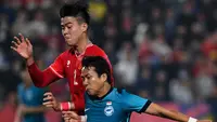 Pemain naturalisasi Timnas Singapura, Kyoga Nakamura (depan), bertarung dengan pemain Timnas Vietnam, Duy Manh Do, saat leg kedua semifinal Piala AFF 2024 di Viet Tri Stadium, 29 Desember 2024. (HOANG Anh / AFP)