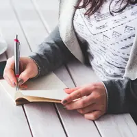 Strategi menjaga karier tetap aman dengan menyiapkan keterampilan, jaringan, dan peluang cadangan di tengah ketidakpastian kerja. (Foto: karolinagrabowska/Pixabay)