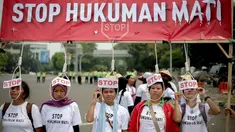 Aktivis Buruh Migrant menggelar aksi stop hukuman mati di depan Istana Merdeka, Jakarta, Jumat (1/5/2015). Aksi tersebut digelar bersamaan dengan peringatan Hari Buruh Internasional (May Day). (Liputan6.com/Faizal Fanani)