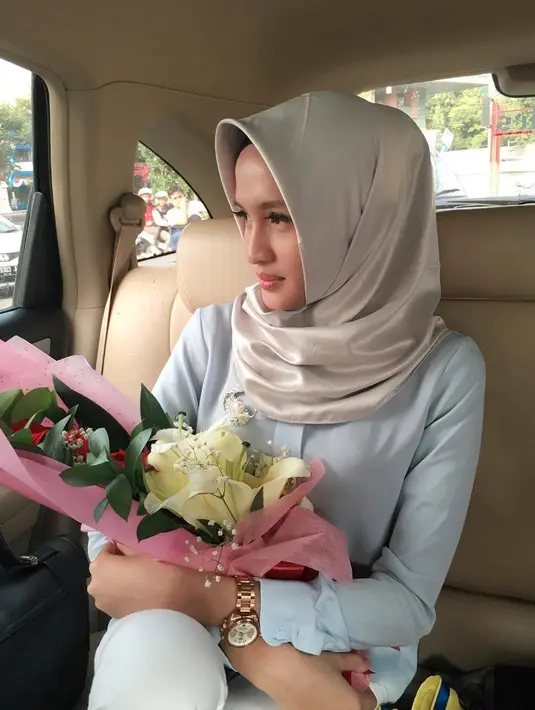 Calon istri Gubernur Kalteng Sugianto Sabran, Yulistra Ivo bepose didalam mobil sambil memegang seikat bunga. Setelah Sugianto dan Ivo mengenal dekat dan berhubungan intens sekitar empat tahun, akhirnya mereka akan menikah. (instagram/yuliastraivo)