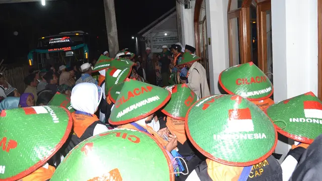 Calon jemaah haji bercaping Cilacap dilepas oleh keluarga di Cipari, Cilacap. (Foto: Liputan6.com/Nurindra/Muhamad Ridlo)