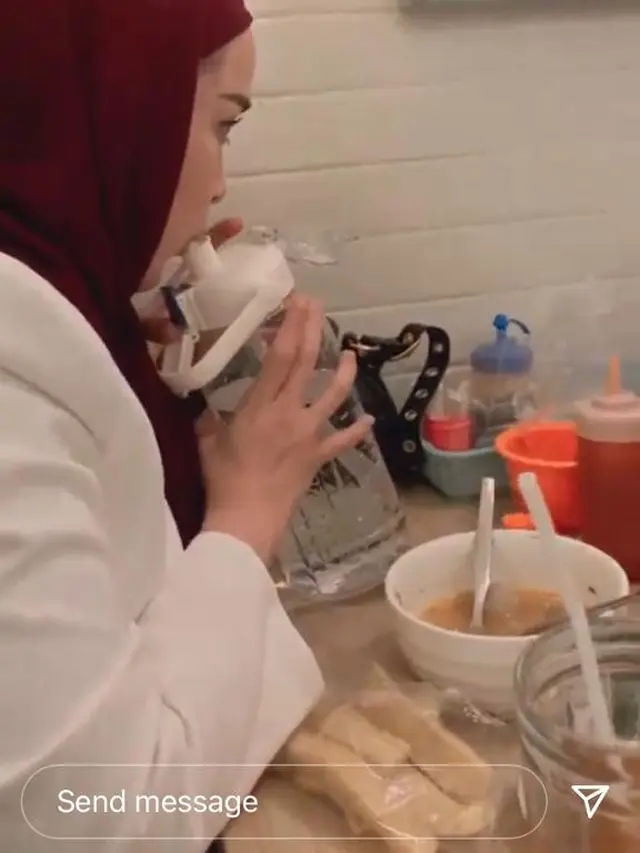 Ayus Sabyan dan Ririe Fairus setelah mengantar anak-anak mereka lomba 17 Agustus 2022 di HUT RI ke-77. (Instagram/@tip_paah)