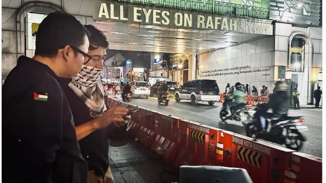 Gerakan Video Mapping Dukung Palestina dan All Eyes on Rafah di Jalanan Kota Bandung.