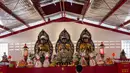 Warga bersembahyang di Vihara Dharma Bakti yang baru di kawasan Glodok, Jakarta, (1/2/2021). Peniadaan ibadah tersebut dimaksudkan untuk mengindari terjadi kerumunan warga yang berdoa di vihara. (Liputan6.com/Faizal Fanani)