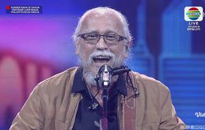 Iwan Fals menyanyikan lagu "Stecu Stecu" di Konser Raya 31 Indosiar Luar Biasa, Minggu (11/1), di Studio Emtek, Jakarta. (dok)