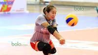 Pevoli Berlian Marsheilla tengah mengembalikan bola  saat berlatih bersama Jakarta Elektrik PLN pada Lanjutan Proliga 2016 di Gor Ken Arok, Malang, Minggu (21/2/2016). (Bola.com/Nicklas Hanoatubun)