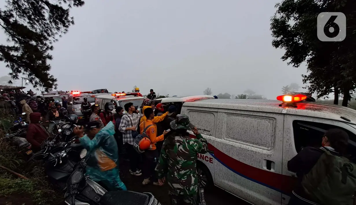 Hingga Selasa (5/12/2023), tim SAR gabungan terus berupaya melakukan pencarian dan penyelamatan para pendaki yang masih berada di puncak dan lereng gunung Marapi. (Liputan6.com/Novia Harlina)