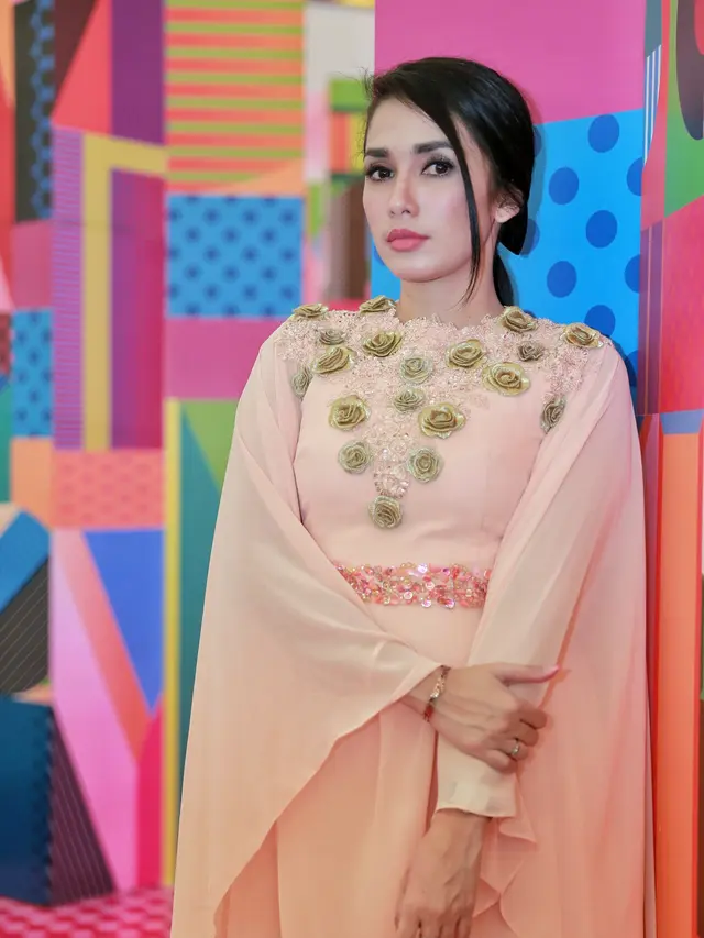 [Bintang] Ussy Sulistiawati