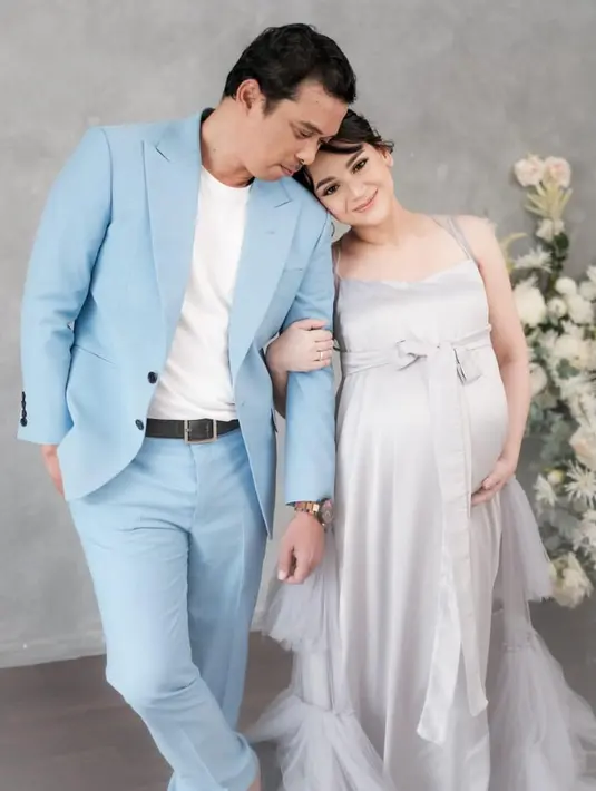 Angelica Simperler menikah dengan Rico Hidros pada Juni 2020 lalu. Dari pernikahan sebelumnya, Rico pun memiliki seorang anak laki-laki yang kini sudah tumbuh remaja. (Instagram/angelicasimp.new)