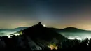 Cahaya bintang berwarna putih terlihat pada langit malam di Hajnacka, Slovakia, Kamis (7/2). Fenomena astronomi indah ini paling jelas terlihat pada bulan Februari dan Maret setelah matahari terbenam. (Peter Komka/MTI via AP)