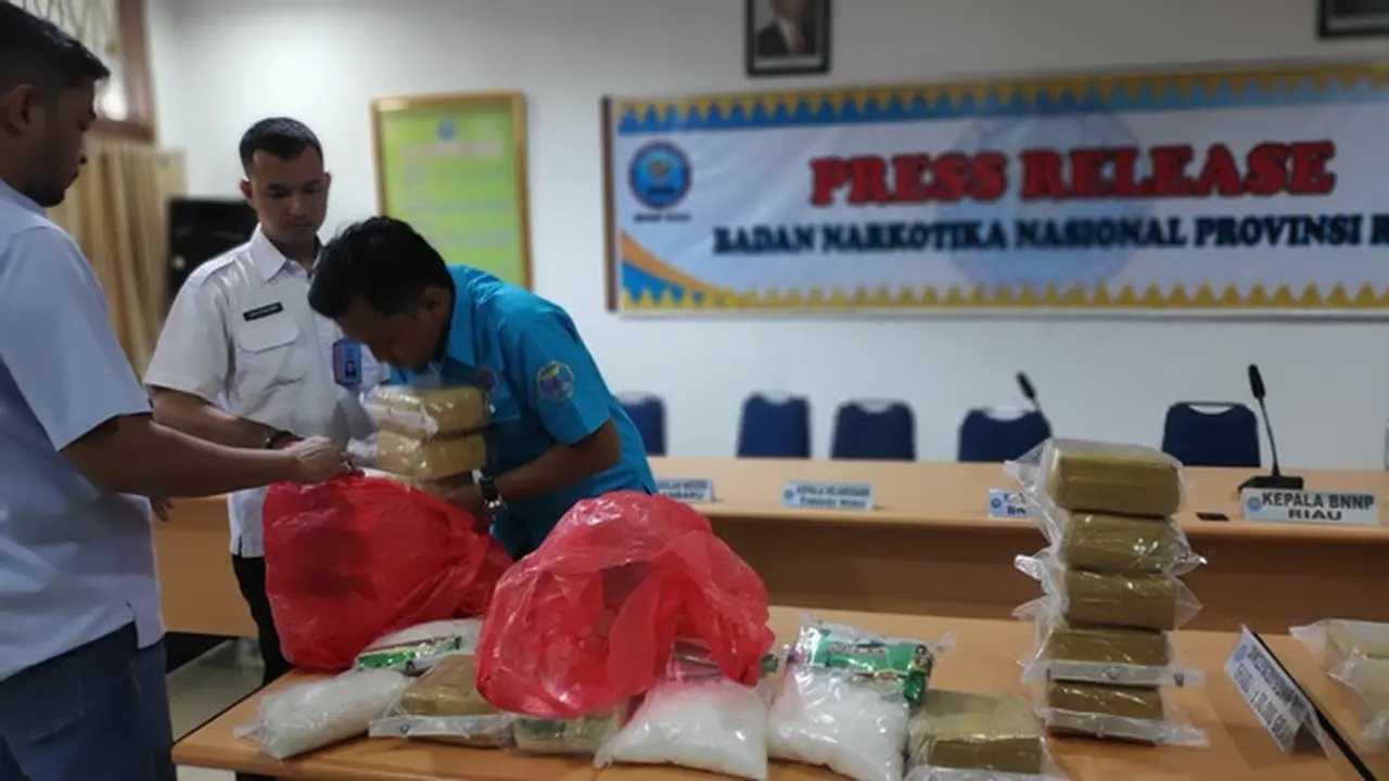 Personel BNN Riau dengan barang bukti 30 kilogram sabu yang disita dari kurir bermobil mewah.