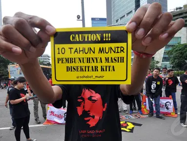 Sejumlah orang melakukan aksi mengenang 10 tahun Munir di Bundaran HI, Jakarta, Minggu (7/12/2014). (Liputan6.com/Miftahul Hayat)