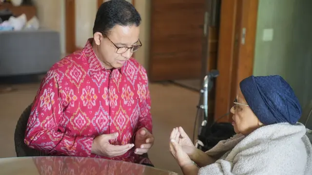 Bakal calon Gubernur Jakarta Anies Baswedan berpamitan dengan ibundanya Aliyah Rasyid Baswedan di kediamannya, kawasan Lebak Bulus, Jakarta, Senin (26/8/2024). Anies bakal dideklarasikan sebagai Cagub oleh PDIP
