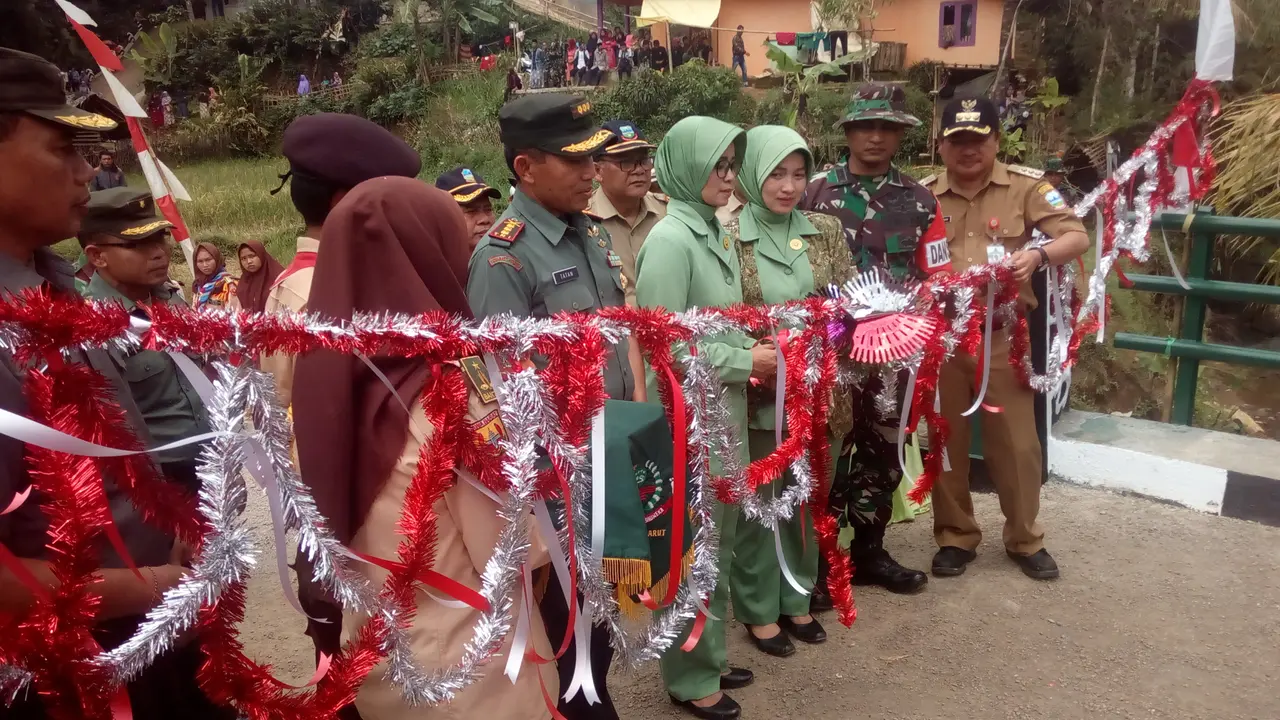 Petinggi TNI tengah melakukan gunting pita peresmian jembatan baru di desa Pancasura, Garut
