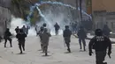 Bentrok ini berawal dari unjuk rasa atas dikeluarkannya UU baru dimana pemerintah hanya akan mendukung petani daun koka yang didukung oleh Presiden Evo Morales, Bolivia, Selasa (21/2). (AP Photo / Juan Karita)