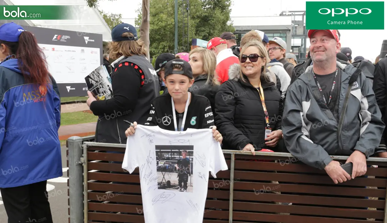 Sejumlah penggemar memadati area fan zone untuk bertemu idolanya jelang GP Australia di Sirkuit Albert Park, Melbourne, Sabtu (19/3/2016). (Bola.com/Yus Mei Sawitri)