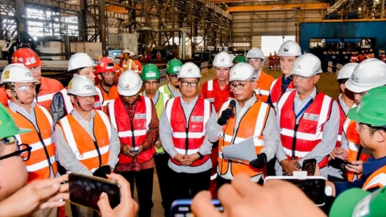Pembangunan FPS Bahtera Haluan Lestari dimulai dengan ditandai pemotongan baja pertama. (Foto: esdm.go.id)
