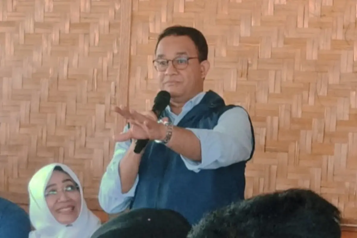 Bakal Calon Presiden dari Partai Nasdem Anies Baswedan saat berbindang dengan mahasiswa dan jurnalis di Pekanbaru.