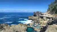 Keseruan Berendam di Kolam Air Laut Pantai Kedung Tumpang Tulungagung