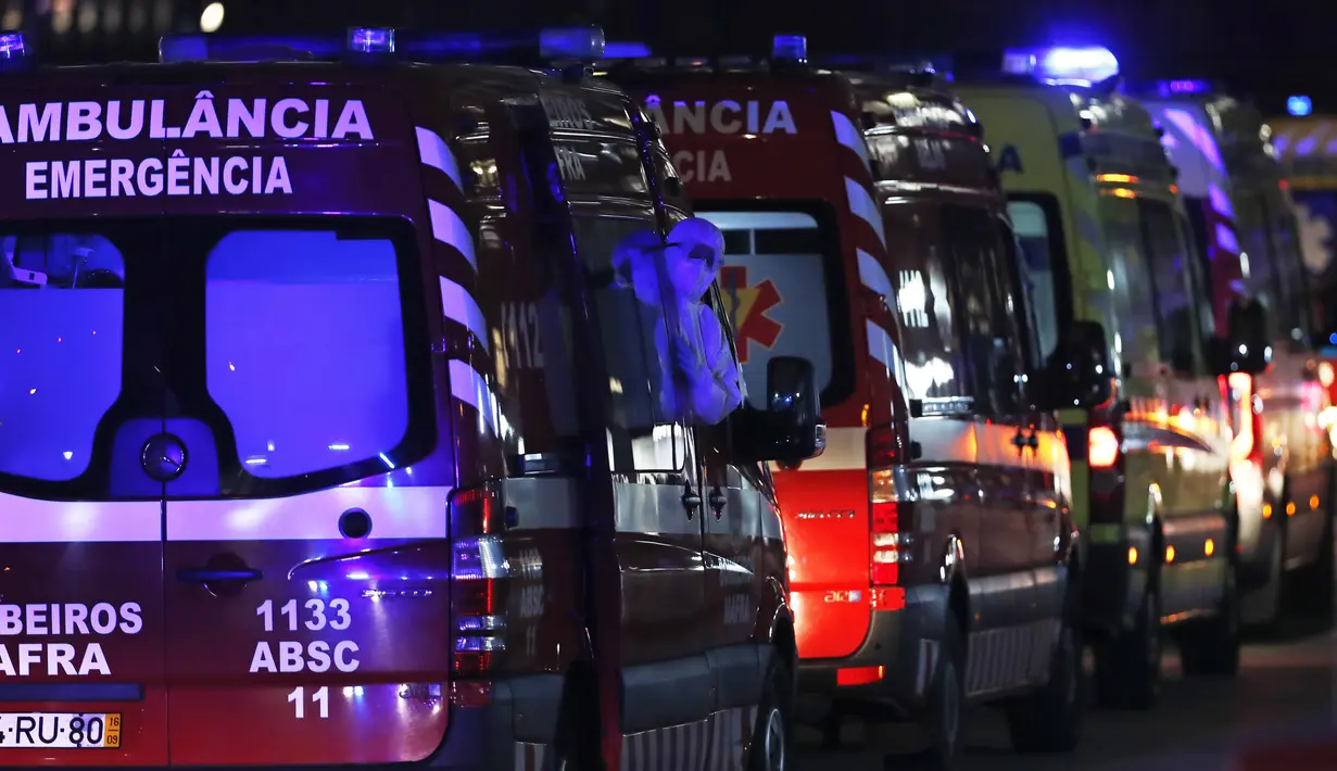 Antrean lebih dari 30 puluhan ambulans yang menunngu untuk menyerahkan pasien COVID-19 mereka kepada petugas medis di rumah sakit Santa Maria di Lisbon, Kamis (28/1/2021). Portugal kembali mencatatkan rekor penambahan angka kasus harian virus corona dan kematian baru-baru ini. (AP/Armando Franca)