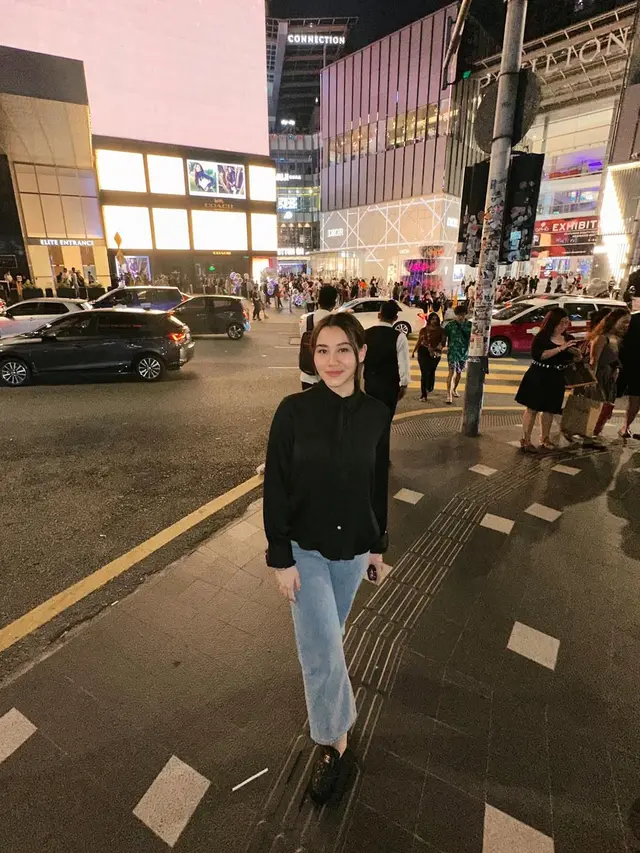9 Potret Aaliyah Massaid Pakai Jeans, Kombinasi Outfit yang Stylish dan Inspiratif