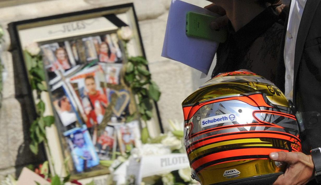 Helm Jules Bianchi turut di bawa dalam upacara tersebut. (EPA)