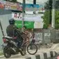 Isinya tentang seorang bocah yang mengusir pengendara sepeda motor yang melintas di trotoar