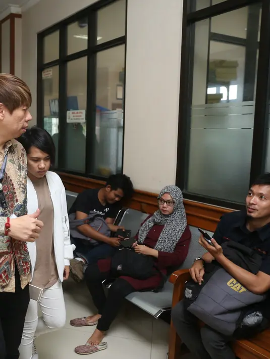 Pada sidang perdana, pasangan ini terlihat kembali dingin. Tidak terlihat tegur sapa. Sidang yang rencananya pukul 09.00 itu molor. Aming datang lebih dulu, sedangkan Evelyn sekitar setengah jam kemudian. (Nurwahyunan/Bintang.com)