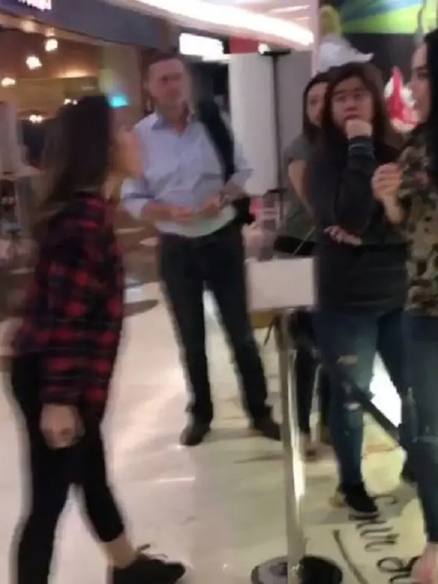 [Bintang] Jennifer Dunn Dilabrak Anak Selingkuhannya