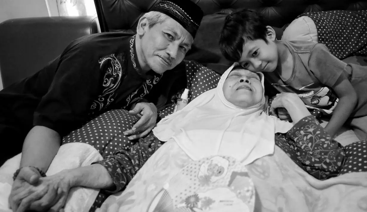 Artis senior Aminah Cendrakasih hanya terbaring lemas di tempat tidur lima tahun belakangan ini. Sejak menderita penyakit glaukoma, ia tidak lagi bisa banyak melakukan aktivitasnya. Sepuluh tahun lebih ia menderita penyakitnya. (Adrian Putra/Bintang.com)