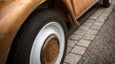 Replika mobil legendaris Citroen 2CV buatan seorang pensiunan tukang lemari, Michael Robillard, di bengkel kerjanya di Loches, Prancis, 21 Maret 2017. Sekujur bodi mobil ini diketahui menggunakan bahan dasar kayu jenis Touraine. (GUILLAUME SOUVANT/AFP)