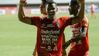 Pemain Bali United, Eber Bessa, merayakan gol yang dicetaknya ke gawang PSIS Semarang pada lanjutan BRI Liga 1 2022/2023, Rabu (12/4/2023) malam WIB. (Bola.com/Alit Binawan)