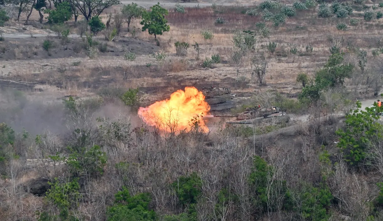 Sebanyak 1.000 personel prajurit gabungan TNI dan ADF ikut serta dalam latihan Calfex tersebut. Selain kemampuan dan keterampilan, para prajurit dari kedua negara juga memperlihatkan keahlian mengoperasikan Alutsista. (JUNI KRISWANTO/AFP)