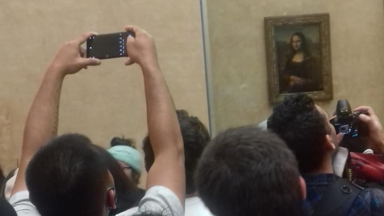 Orang-orang berebutan melihat lukisan Mona Lisa. (Liputan6.com/Ramdhania El Hida)