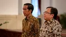 Presiden Jokowi (kiri) dan Menkeu Bambang Brodjonegoro saat acara pemberian penghargaan dalam rangka penerimaan pajak 2015 dari Kementerian Keuangan di Istana Negara, Jakarta, Rabu (20/5). (Liputan6.com/Faizal Fanani)