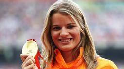 Dafne Schippers meraih medali emas lari 200m putri Kejuaraan Dunia Atletik 2015 di Beijing, China. (EPA/How Hwee Young)