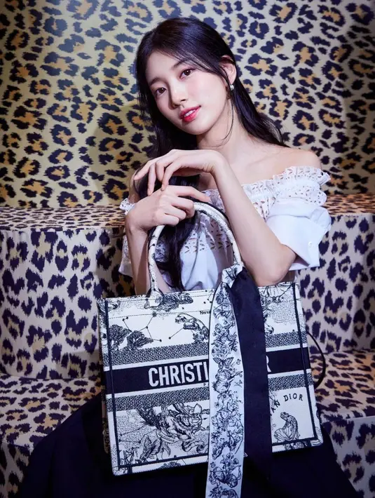 Bae Suzy dilirik oleh Christian Dior untuk menjadi perwakilan wajahnya di Korea. Paras cantik dan prestasi yang dituai Bae Suzy selama menjadi idol dan aktris membuat Christian Dior tak ragu menggandengnya. Bahkan Bae Suzy sampai dijuluki Human Dior (instagram/skuukzky)