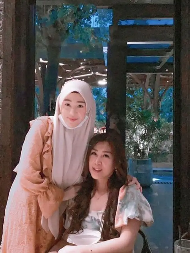 6 Momen Kedekatan Larissa Chou dan Ibunda, Kompak Meski Beda Keyakinan