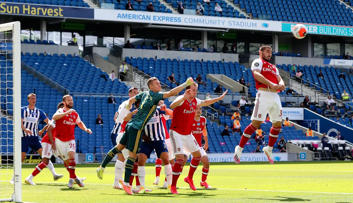 Bek Arsenal, Sead Kolasinac (kanan) menyundul bola saat melawan Brighton & Hove Albion pada lanjutan pertandingan Liga Inggris di The American Express Community Stadium, Sabtu (20/6/2020). Sempat unggul, Arsenal justru tumbang 1-2 di tangan Brighton. (Gareth Fuller/Pool via AP)