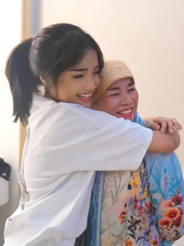 Gaya Hijab Mama Fuji yang Simpel Elegan (Foto: Instagram @fuji_an dan @dewizuhriati)