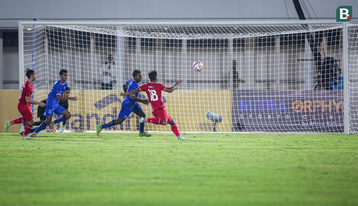 Pemain Timnas Indonesia U-20, Toni Firmansyah (kanan) berusaha mencetak gol ke gawang Maldewa yang sudah kosong pada laga Grup F Kualifikasi Piala Asia U-20 2025 di Stadion Madya, Senayan, Jakarta, Rabu (25/09/2025). (Bola.com/Bagaskara Lazuardi)