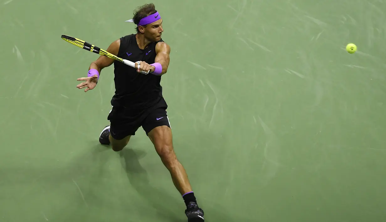Petenis Spanyol, Rafael Nadal berusaha mengembalikan bola pukulan Matteo Berrettini dari Italia pada babak semifinal AS Terbuka 2019 di USTA Billie Jean King National Tennis Center, New York (6/9/2019). Nadal menang 7-6, 6-4, 6-1 atas Berrettini. (AP Photo/Sarah Stier)