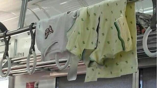 6 Kelakuan Nyeleneh Penumpang KRL, Cuma Indonesia yang Punya