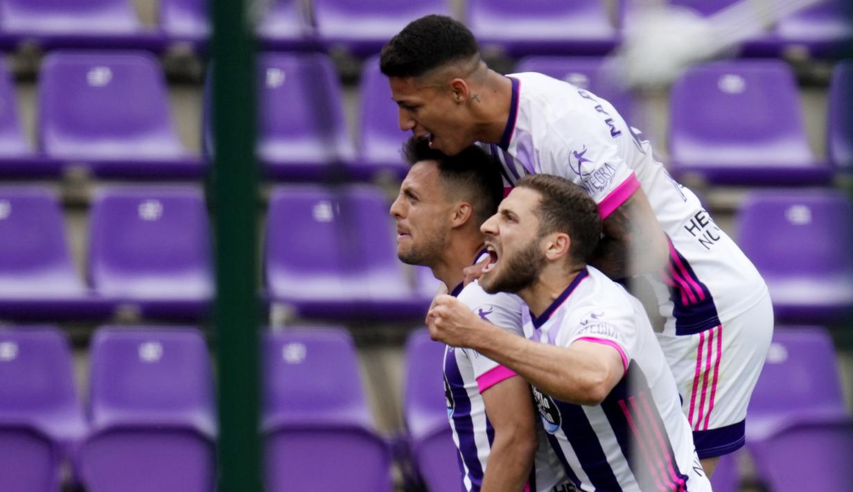 Pemain Real Valladolid, Oscar Plano, melakukan selebrasi usai mencetak gol ke gawang Atletico Madrid pada laga Liga Spanyol di Stadion Jose Zorrilla, Sabtu (22/5/2021). Atletico Madrid menang dengan skor 2-1. (AP/Manu Fernandez)