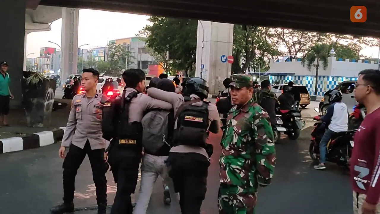 Demo Sumpah Pemuda di Makassar ricuh (Liputan6.com/Fauzan)