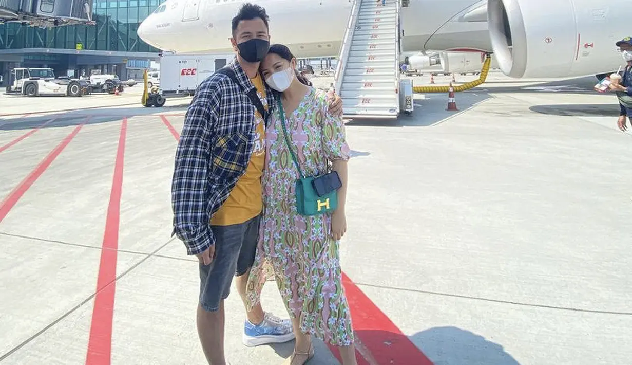 Long dress bermotif dengan warna colorful membuat Nagita Slavina tampak fashionable. Dok. Instagram @raffinagita1717