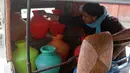 Warga mengatur wadah-wadah berisi air dari tempat pendistribusian di Kota Chennai, India, Rabu (19/6/2019). Jutaan orang terpaksa mengantre untuk mendapatkan jatah air dari truk-truk tangki yang dioperasikan pemerintah. (AP Photo/R. Parthibhan)
