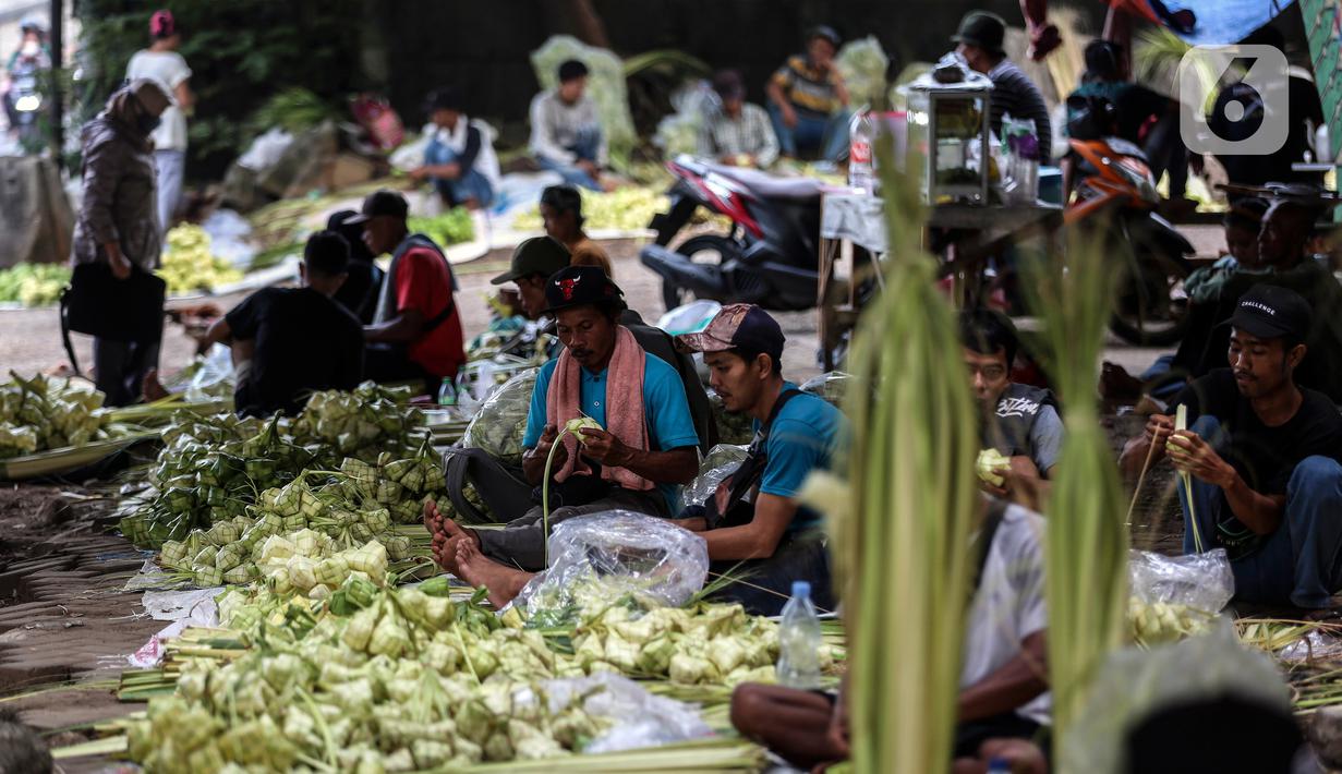 Sampai saat ini, ketupat masih menjadi tradisi yang melekat di antara masyarakat Indonesia dan masih dipertahankan. (Liputan6.com/Johan Tallo)