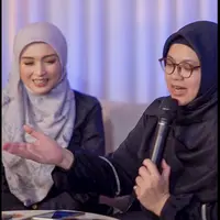 Donita tunjukkan kebolehannya bernyanyi dalam kolaborasi bersama Risna Ories. [Foto: Ist]